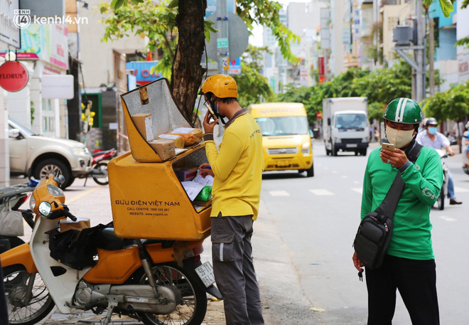 Cận cảnh những chốt bảo vệ 'vùng xanh' ở Sài Gòn: Ngăn dịch bệnh từ bên ngoài xâm nhập vào - 8 Cận cảnh những chốt bảo vệ 'vùng xanh' ở Sài Gòn: Ngăn dịch bệnh từ bên ngoài xâm nhập vào - 8