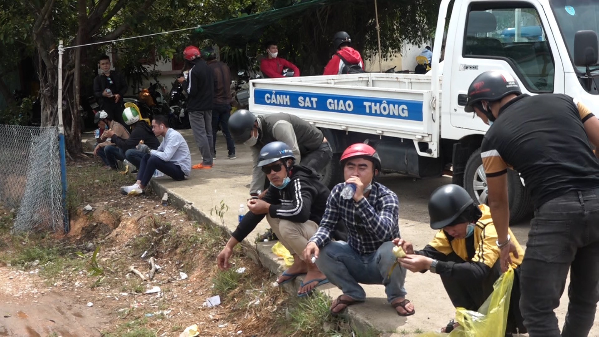 GĐ Công an kể chuyện tiếp sức trăm người đi xe máy từ TP.HCM về quê tránh dịch - 2 GĐ Công an kể chuyện tiếp sức trăm người đi xe máy từ TP.HCM về quê tránh dịch - 2