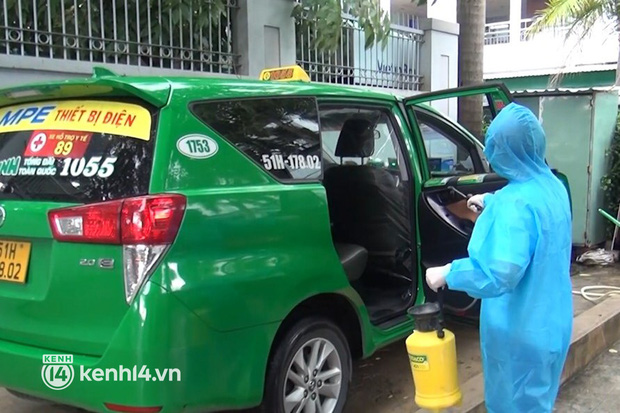 Cận cảnh xe taxi được lắp bình oxy, kit xét nghiệm nhanh để hỗ trợ đưa người dân đến bệnh viện ở TP.HCM Cận cảnh xe taxi được lắp bình oxy, kit xét nghiệm nhanh để hỗ trợ đưa người dân đến bệnh viện ở TP.HCM