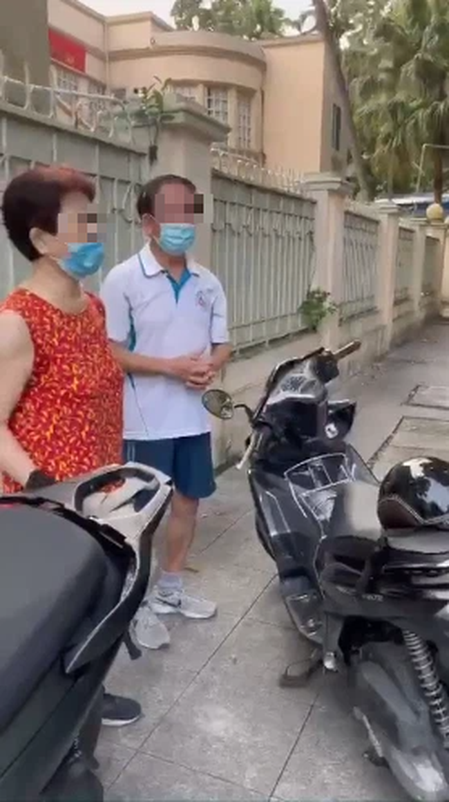 Cụ ông không đeo khẩu trang vô tư chạy bộ giữa lúc giãn cách, bị xử lý thì gân cổ: 'Tao đi tập thể dục chứ tao làm gì đâu' Cụ ông không đeo khẩu trang vô tư chạy bộ giữa lúc giãn cách, bị xử lý thì gân cổ: 'Tao đi tập thể dục chứ tao làm gì đâu'