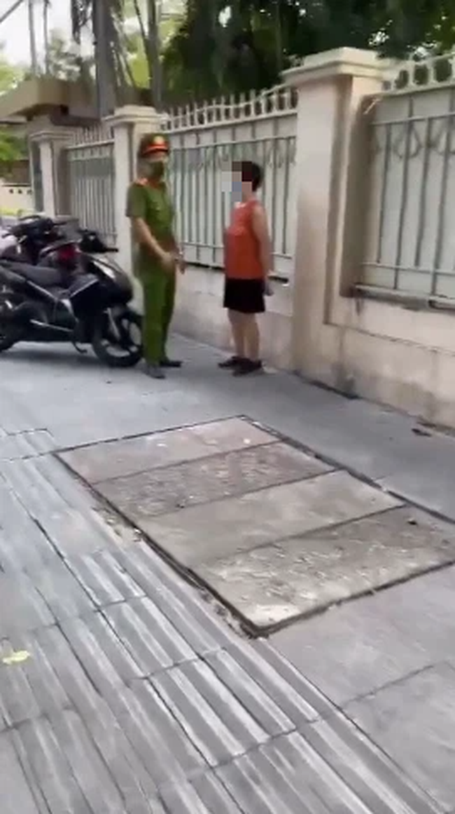 Cụ ông không đeo khẩu trang vô tư chạy bộ giữa lúc giãn cách, bị xử lý thì gân cổ: 'Tao đi tập thể dục chứ tao làm gì đâu' - 1 Cụ ông không đeo khẩu trang vô tư chạy bộ giữa lúc giãn cách, bị xử lý thì gân cổ: 'Tao đi tập thể dục chứ tao làm gì đâu' - 1