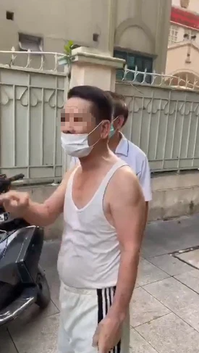 Cụ ông không đeo khẩu trang vô tư chạy bộ giữa lúc giãn cách, bị xử lý thì gân cổ: 'Tao đi tập thể dục chứ tao làm gì đâu' - 2 Cụ ông không đeo khẩu trang vô tư chạy bộ giữa lúc giãn cách, bị xử lý thì gân cổ: 'Tao đi tập thể dục chứ tao làm gì đâu' - 2