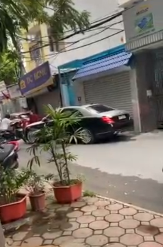 Vợ chặn đầu xe ô tô đánh ghen: Không ngừng quát tiểu tam, lấy gạch đập nát kính xe tiền tỷ của chồng và cái kết kinh hoàng Vợ chặn đầu xe ô tô đánh ghen: Không ngừng quát tiểu tam, lấy gạch đập nát kính xe tiền tỷ của chồng và cái kết kinh hoàng