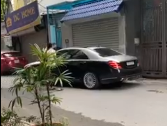 Vợ chặn đầu xe ô tô đánh ghen: Không ngừng quát tiểu tam, lấy gạch đập nát kính xe tiền tỷ của chồng và cái kết kinh hoàng - 1 Vợ chặn đầu xe ô tô đánh ghen: Không ngừng quát tiểu tam, lấy gạch đập nát kính xe tiền tỷ của chồng và cái kết kinh hoàng - 1