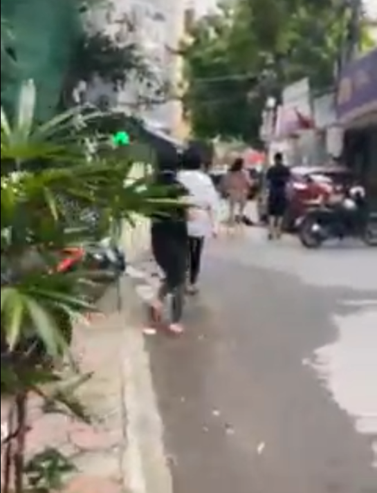 Vợ chặn đầu xe ô tô đánh ghen: Không ngừng quát tiểu tam, lấy gạch đập nát kính xe tiền tỷ của chồng và cái kết kinh hoàng - 2 Vợ chặn đầu xe ô tô đánh ghen: Không ngừng quát tiểu tam, lấy gạch đập nát kính xe tiền tỷ của chồng và cái kết kinh hoàng - 2