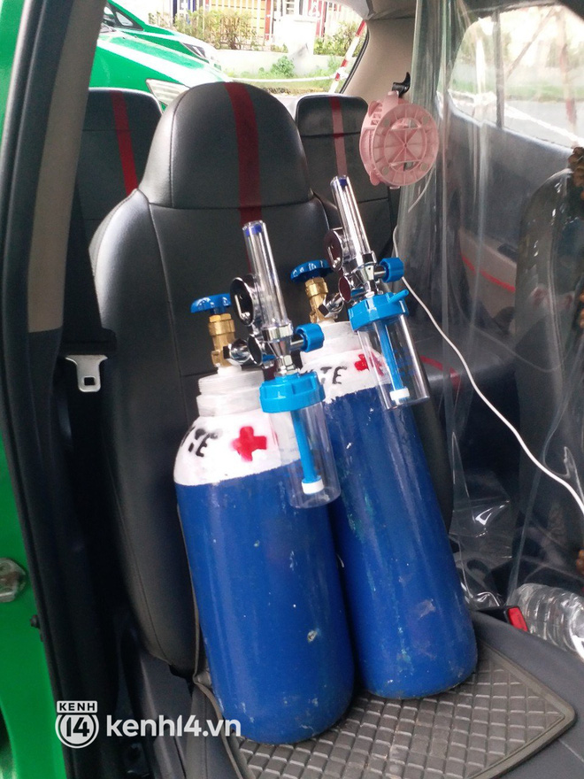 Cận cảnh xe taxi được lắp bình oxy, kit xét nghiệm nhanh để hỗ trợ đưa người dân đến bệnh viện ở TP.HCM - 3 Cận cảnh xe taxi được lắp bình oxy, kit xét nghiệm nhanh để hỗ trợ đưa người dân đến bệnh viện ở TP.HCM - 3