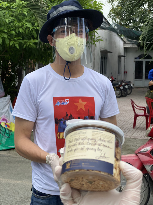 Nam MC không thể về chịu tang cha vì đang làm tình nguyện viên chống dịch tại TP.HCM, nghe chia sẻ mà xót xa! - 1 Nam MC không thể về chịu tang cha vì đang làm tình nguyện viên chống dịch tại TP.HCM, nghe chia sẻ mà xót xa! - 1