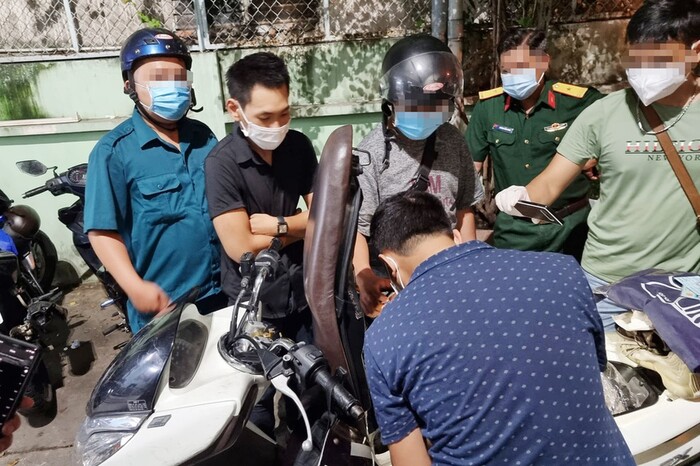 Ra đường sau 18h để mua ma túy, nam thanh niên bỏ lại cả bạn gái để chạy trốn khi bị kiểm tra Ra đường sau 18h để mua ma túy, nam thanh niên bỏ lại cả bạn gái để chạy trốn khi bị kiểm tra