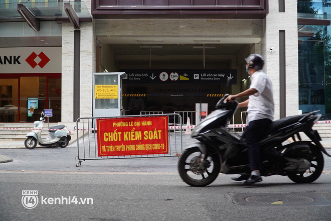 NÓNG: Đang phong tỏa Vincom Bà Triệu, truy vết khẩn cấp liên quan một ca nghi mắc Covid-19 - 3 NÓNG: Đang phong tỏa Vincom Bà Triệu, truy vết khẩn cấp liên quan một ca nghi mắc Covid-19 - 3