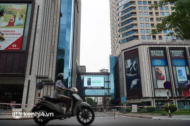 NÓNG: Đang phong tỏa Vincom Bà Triệu, truy vết khẩn cấp liên quan một ca nghi mắc Covid-19 NÓNG: Đang phong tỏa Vincom Bà Triệu, truy vết khẩn cấp liên quan một ca nghi mắc Covid-19