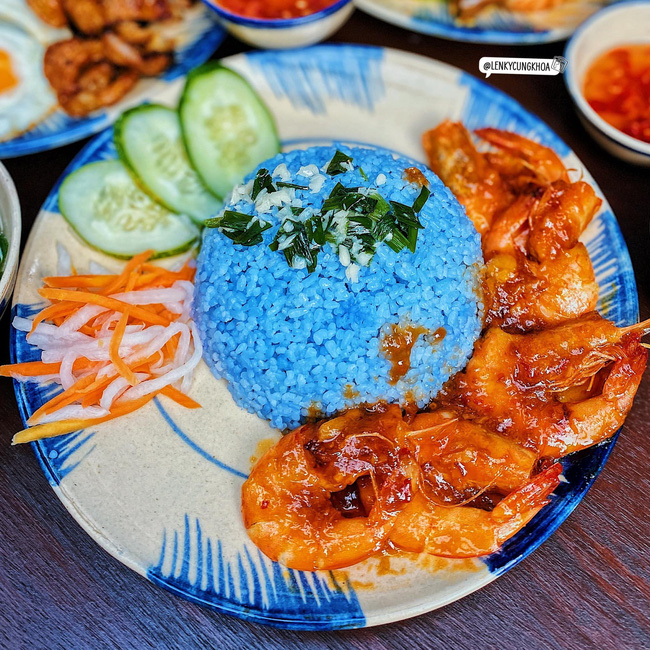 Nấu cơm hoa đậu biếc đãi chồng mùa dịch, cô nàng không ngờ bị gọi là 'cơm thủy đậu' vì sản phẩm nhìn đã sợ - 1 Nấu cơm hoa đậu biếc đãi chồng mùa dịch, cô nàng không ngờ bị gọi là 'cơm thủy đậu' vì sản phẩm nhìn đã sợ - 1