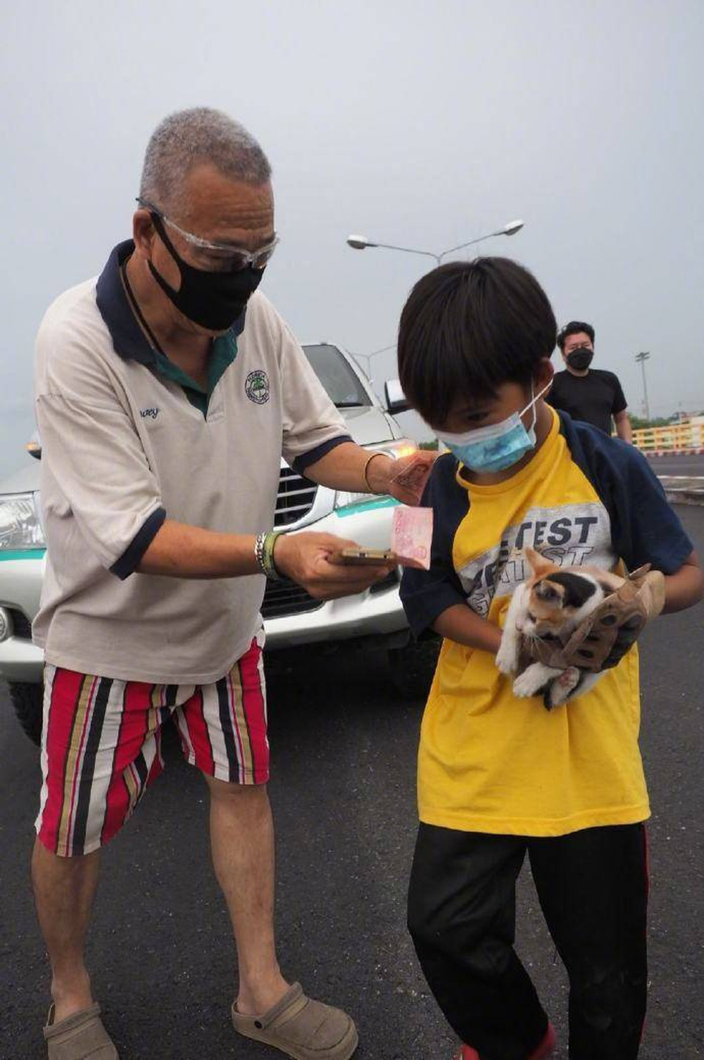 Cậu bé lao xuống gầm xe ô tô trên đường, biết mục đích hành động ai cũng phải xuýt xoa - 5 Cậu bé lao xuống gầm xe ô tô trên đường, biết mục đích hành động ai cũng phải xuýt xoa - 5