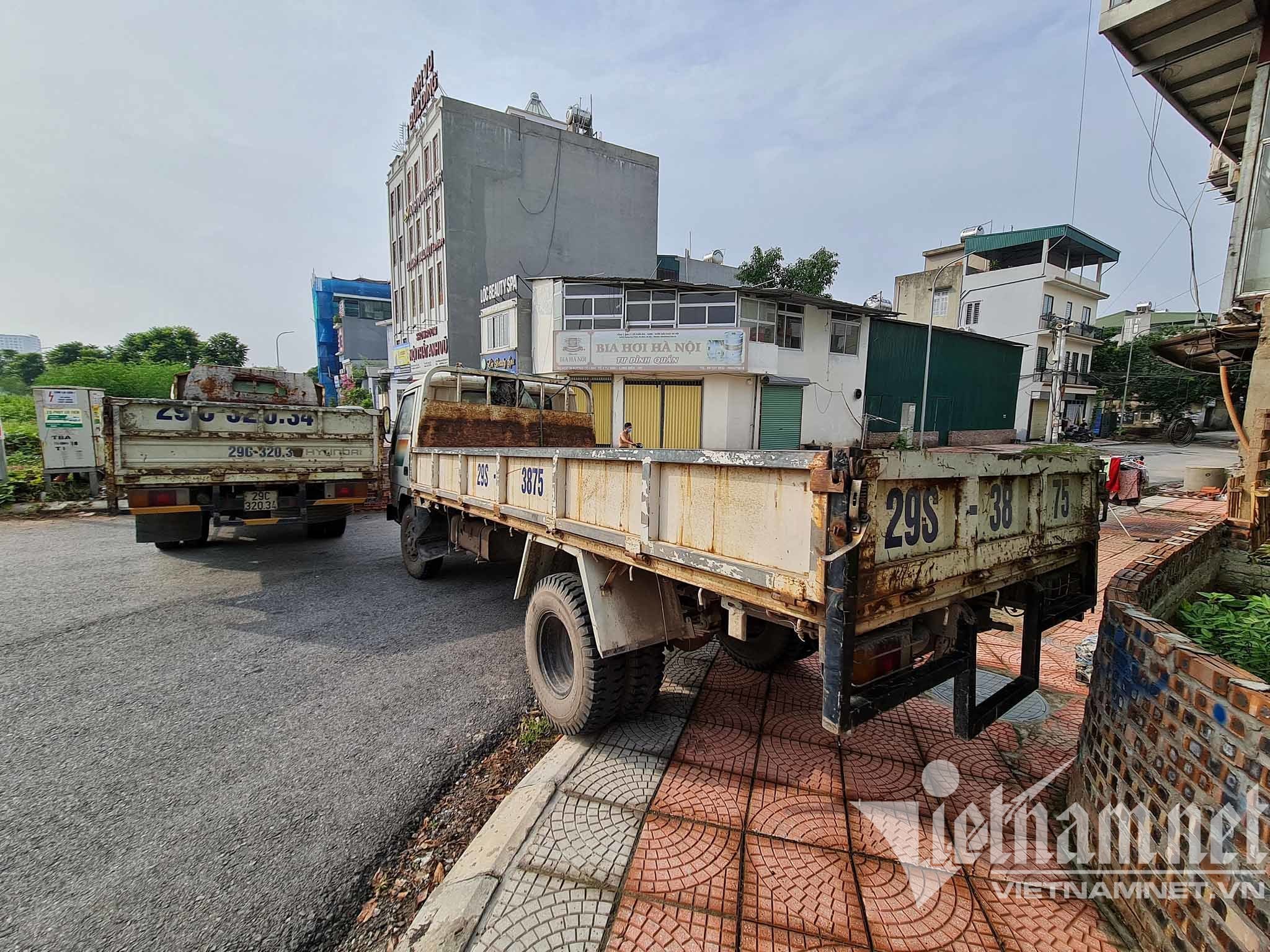 Điều xe tải, dựng container chặn cứng lối ra vào phường ở Hà Nội Điều xe tải, dựng container chặn cứng lối ra vào phường ở Hà Nội