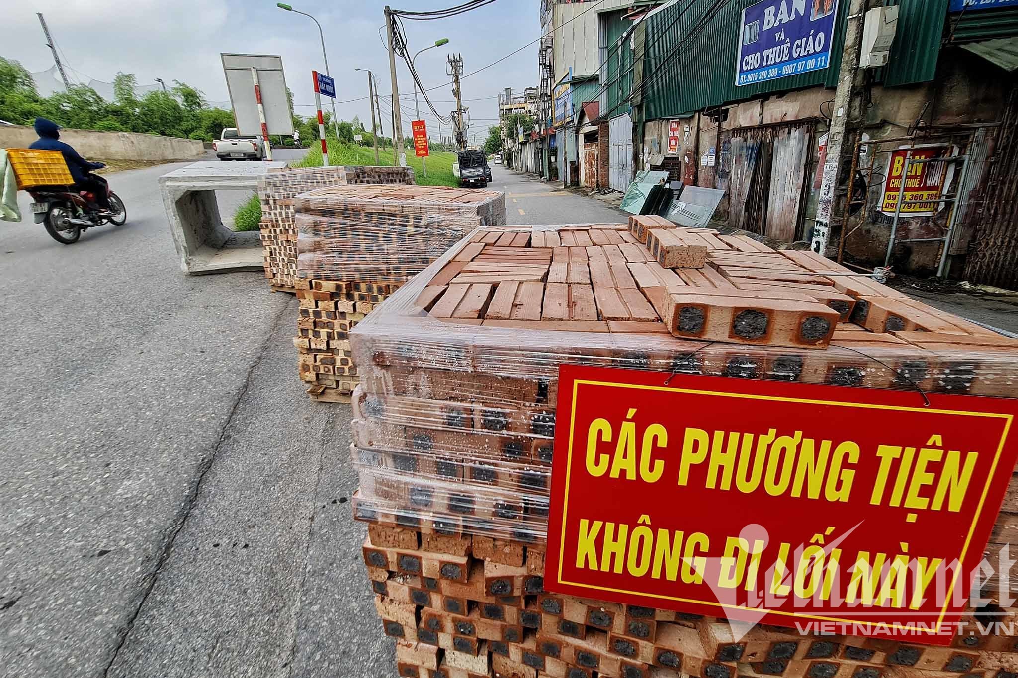 Điều xe tải, dựng container chặn cứng lối ra vào phường ở Hà Nội - 11 Điều xe tải, dựng container chặn cứng lối ra vào phường ở Hà Nội - 11