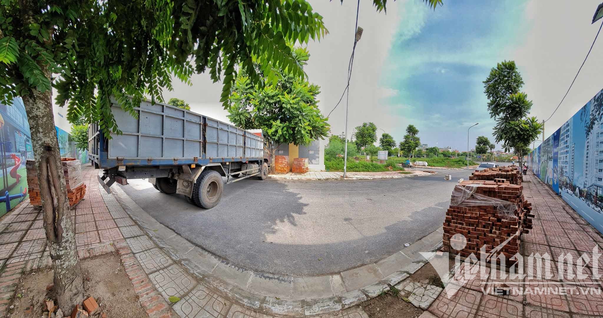 Điều xe tải, dựng container chặn cứng lối ra vào phường ở Hà Nội - 12 Điều xe tải, dựng container chặn cứng lối ra vào phường ở Hà Nội - 12