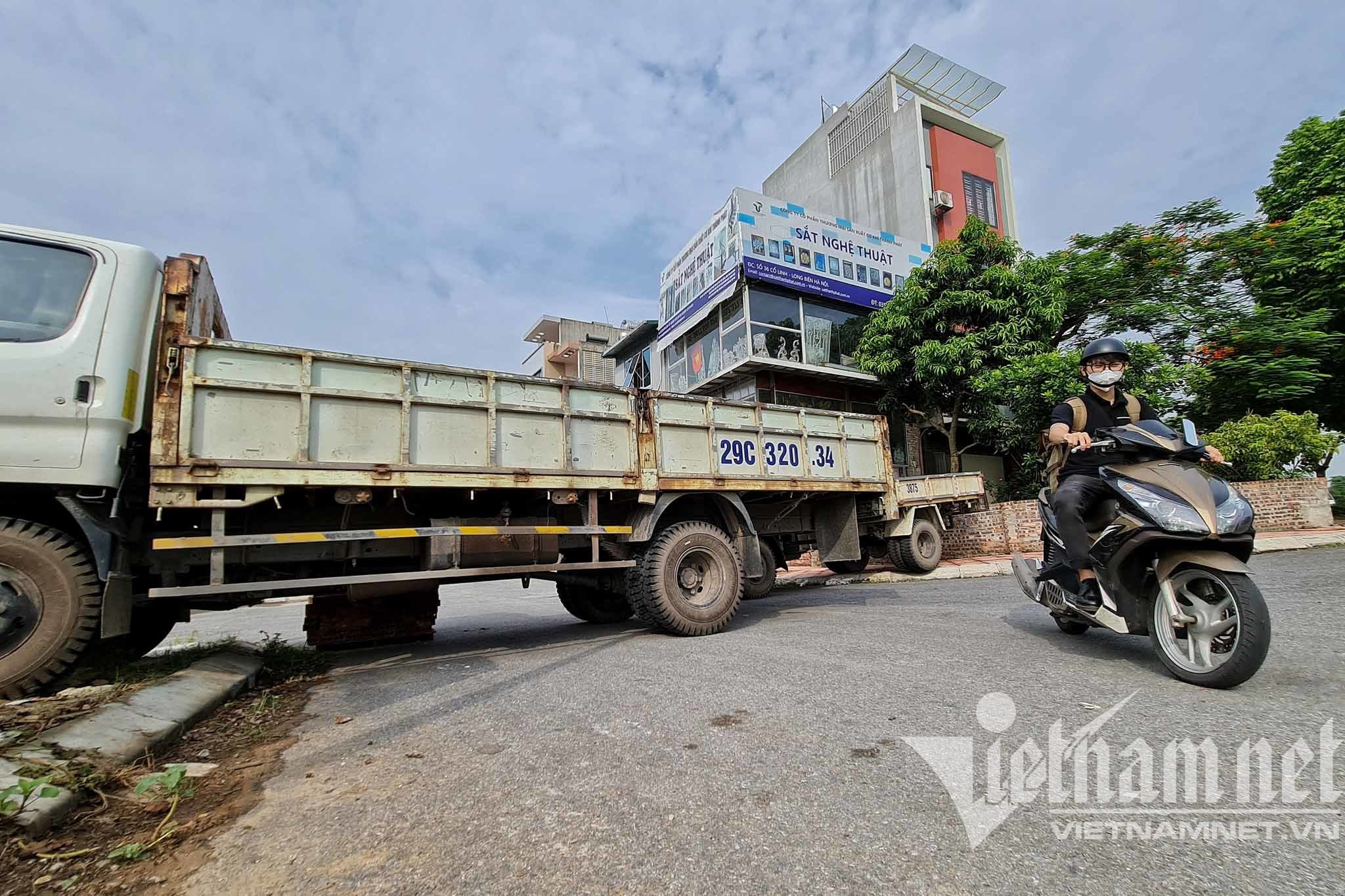 Điều xe tải, dựng container chặn cứng lối ra vào phường ở Hà Nội - 5 Điều xe tải, dựng container chặn cứng lối ra vào phường ở Hà Nội - 5