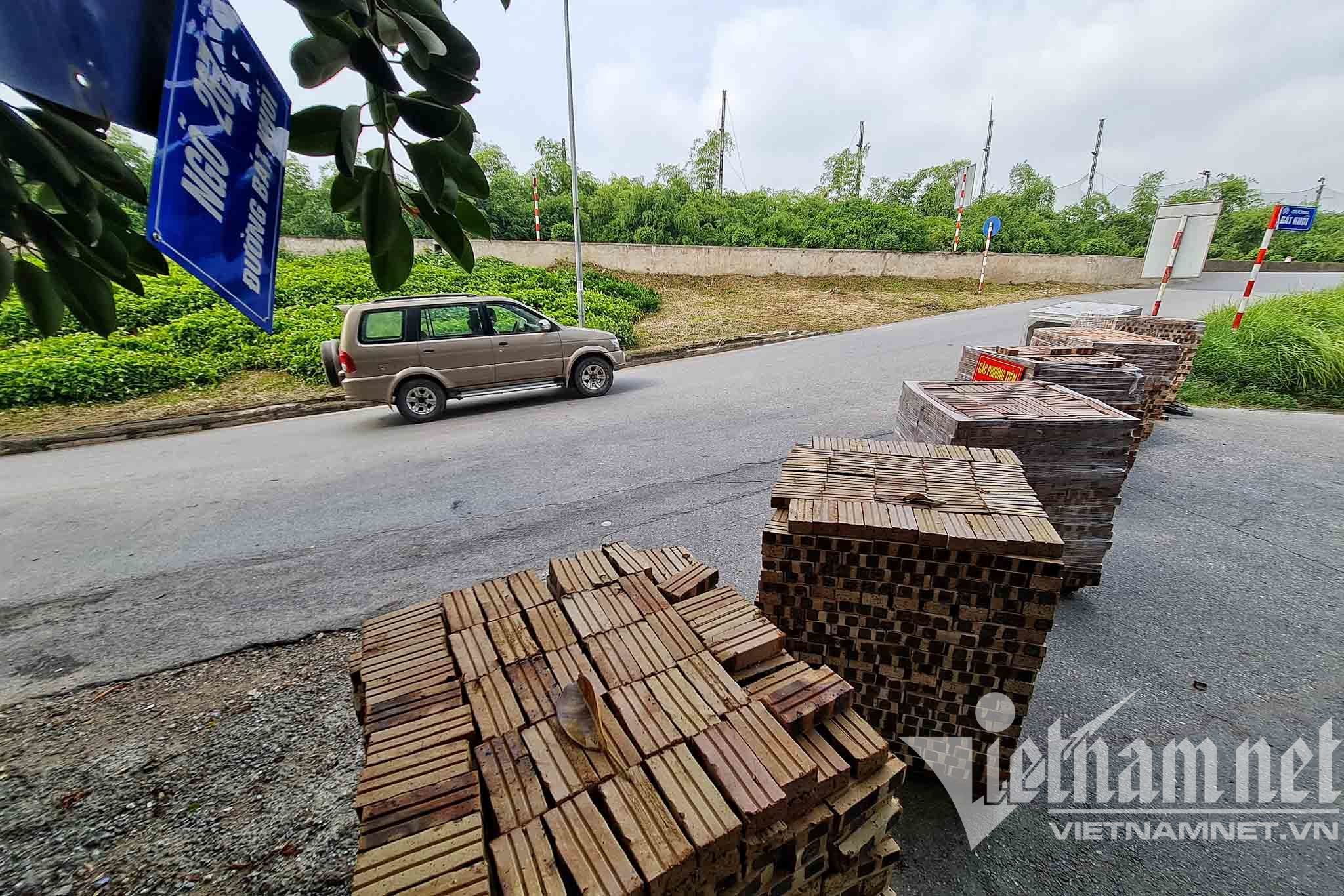 Điều xe tải, dựng container chặn cứng lối ra vào phường ở Hà Nội - 10 Điều xe tải, dựng container chặn cứng lối ra vào phường ở Hà Nội - 10