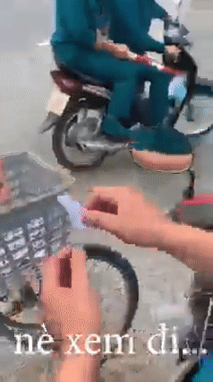 Hài nhất mùa dịch: Bị cán bộ kiểm soát dịch kiểm tra phiếu đi chợ, bà cô đưa nhầm... tờ kết quả xổ số, đưa lại vẫn sai ngày và phải đi về Hài nhất mùa dịch: Bị cán bộ kiểm soát dịch kiểm tra phiếu đi chợ, bà cô đưa nhầm... tờ kết quả xổ số, đưa lại vẫn sai ngày và phải đi về