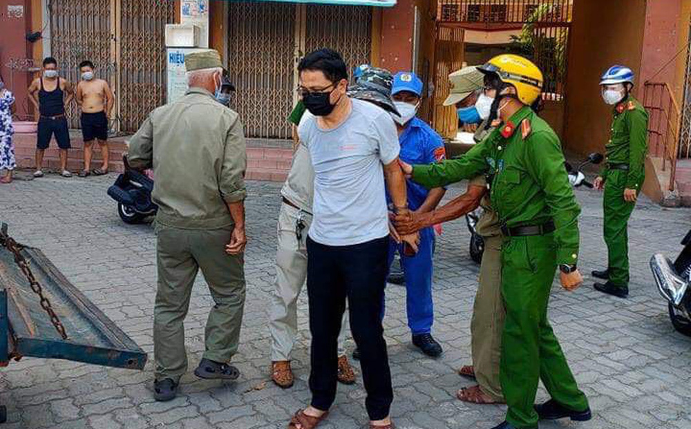 Cán bộ Văn phòng Đoàn ĐBQH, HĐND Đà Nẵng xô xát với nữ nhân viên lấy mẫu xét nghiệm Cán bộ Văn phòng Đoàn ĐBQH, HĐND Đà Nẵng xô xát với nữ nhân viên lấy mẫu xét nghiệm
