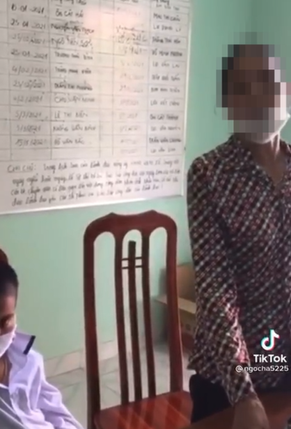 Bé trai 7 tuổi mồ côi mẹ bị bà ngoại 'vứt lại' ở Ủy ban xã: Cháu nội thì tôi nhận, cháu ngoại thì không! - 1 Bé trai 7 tuổi mồ côi mẹ bị bà ngoại 'vứt lại' ở Ủy ban xã: Cháu nội thì tôi nhận, cháu ngoại thì không! - 1