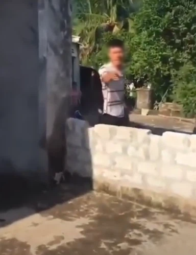 Vụ bà ngoại không cho cháu nhập hộ khẩu: Bỏ mặc cháu ở ủy ban xã suốt 2 ngày, công an tới thuyết phục thì cầm gạch tấn công - 1 Vụ bà ngoại không cho cháu nhập hộ khẩu: Bỏ mặc cháu ở ủy ban xã suốt 2 ngày, công an tới thuyết phục thì cầm gạch tấn công - 1