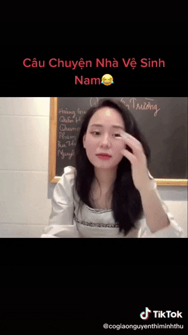 Bị bạn bè đẩy vào nhà vệ sinh đúng lúc bạn nam đang 'đi nhẹ', cô giáo Minh Thu phản ứng thế nào? Bị bạn bè đẩy vào nhà vệ sinh đúng lúc bạn nam đang 'đi nhẹ', cô giáo Minh Thu phản ứng thế nào?