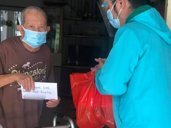 Nghệ sĩ Mạc Can ăn cơm nguội cả tháng, đi lại khó khăn khi về quê tránh dịch Nghệ sĩ Mạc Can ăn cơm nguội cả tháng, đi lại khó khăn khi về quê tránh dịch