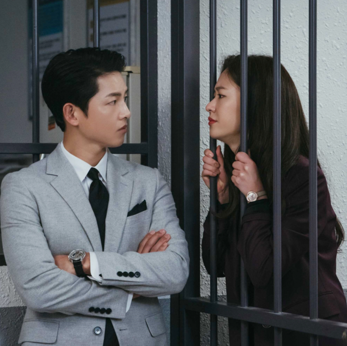 5 nhân vật phản diện trong năm 2021 khiến khán giả không thể ghét bỏ: Song Jong Ki chiếm trọn tình cảm - 2 5 nhân vật phản diện trong năm 2021 khiến khán giả không thể ghét bỏ: Song Jong Ki chiếm trọn tình cảm - 2