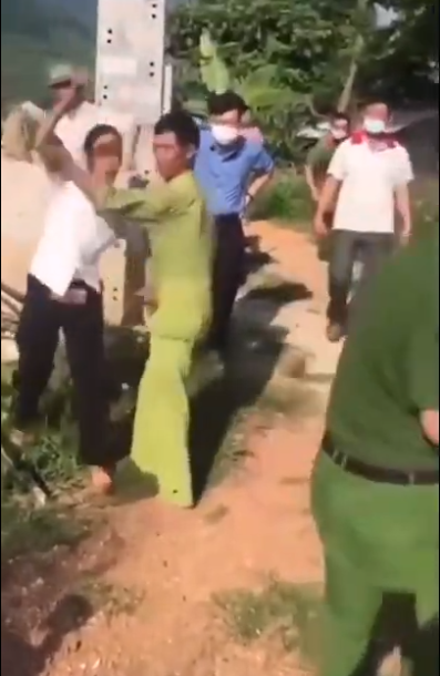 Vụ bà ngoại không cho cháu nhập hộ khẩu: Bỏ mặc cháu ở ủy ban xã suốt 2 ngày, công an tới thuyết phục thì cầm gạch tấn công - 2 Vụ bà ngoại không cho cháu nhập hộ khẩu: Bỏ mặc cháu ở ủy ban xã suốt 2 ngày, công an tới thuyết phục thì cầm gạch tấn công - 2