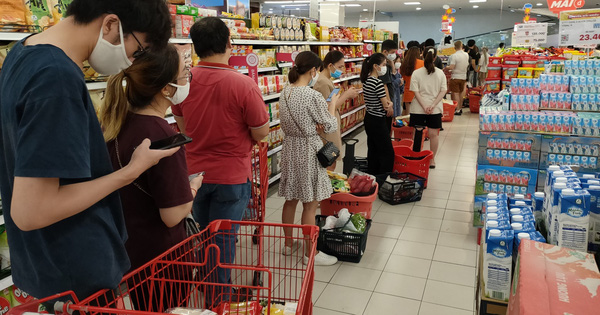 Người dân 'rồng rắn' xếp hàng tại siêu thị trước ngày Đà Nẵng thực hiện mạnh hơn Chỉ thị 16 - 6 Người dân 'rồng rắn' xếp hàng tại siêu thị trước ngày Đà Nẵng thực hiện mạnh hơn Chỉ thị 16 - 6