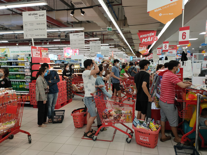 Người dân 'rồng rắn' xếp hàng tại siêu thị trước ngày Đà Nẵng thực hiện mạnh hơn Chỉ thị 16 - 7 Người dân 'rồng rắn' xếp hàng tại siêu thị trước ngày Đà Nẵng thực hiện mạnh hơn Chỉ thị 16 - 7