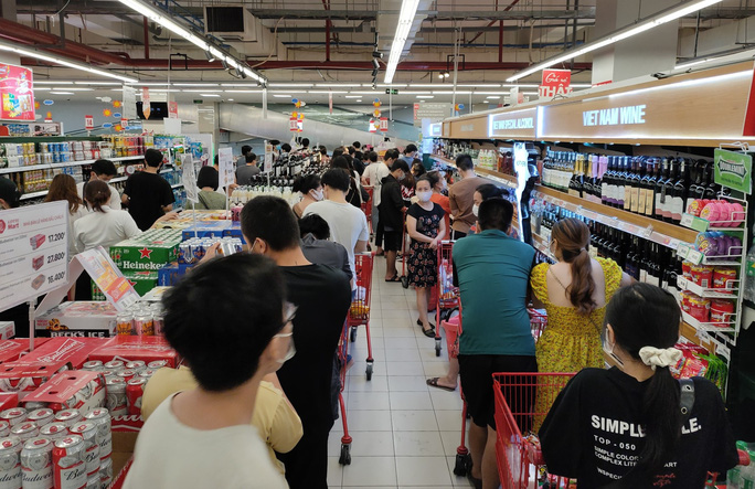 Người dân 'rồng rắn' xếp hàng tại siêu thị trước ngày Đà Nẵng thực hiện mạnh hơn Chỉ thị 16 - 11 Người dân 'rồng rắn' xếp hàng tại siêu thị trước ngày Đà Nẵng thực hiện mạnh hơn Chỉ thị 16 - 11