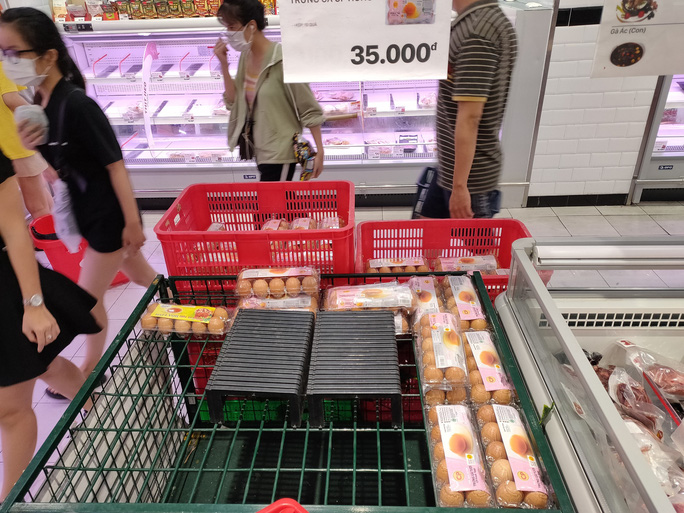Người dân 'rồng rắn' xếp hàng tại siêu thị trước ngày Đà Nẵng thực hiện mạnh hơn Chỉ thị 16 - 9 Người dân 'rồng rắn' xếp hàng tại siêu thị trước ngày Đà Nẵng thực hiện mạnh hơn Chỉ thị 16 - 9
