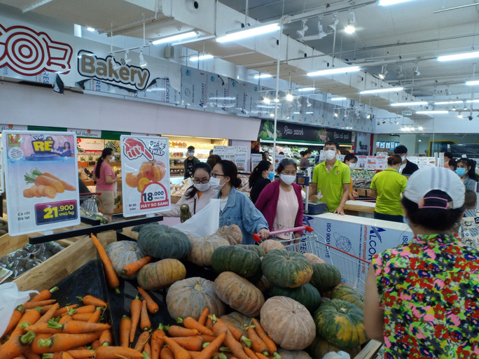 Người dân 'rồng rắn' xếp hàng tại siêu thị trước ngày Đà Nẵng thực hiện mạnh hơn Chỉ thị 16 - 4 Người dân 'rồng rắn' xếp hàng tại siêu thị trước ngày Đà Nẵng thực hiện mạnh hơn Chỉ thị 16 - 4