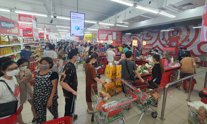 Người dân 'rồng rắn' xếp hàng tại siêu thị trước ngày Đà Nẵng thực hiện mạnh hơn Chỉ thị 16 - 1 Người dân 'rồng rắn' xếp hàng tại siêu thị trước ngày Đà Nẵng thực hiện mạnh hơn Chỉ thị 16 - 1