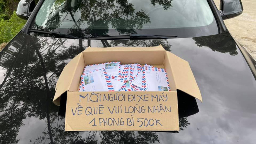 Người phụ nữ Nghệ An hỗ trợ người dân chạy xe máy về quê tránh dịch: 'Mỗi phong bì 500 nghìn, vui lòng nhận' Người phụ nữ Nghệ An hỗ trợ người dân chạy xe máy về quê tránh dịch: 'Mỗi phong bì 500 nghìn, vui lòng nhận'