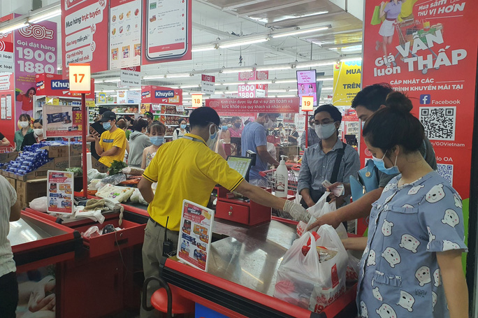 Người dân 'rồng rắn' xếp hàng tại siêu thị trước ngày Đà Nẵng thực hiện mạnh hơn Chỉ thị 16 - 2 Người dân 'rồng rắn' xếp hàng tại siêu thị trước ngày Đà Nẵng thực hiện mạnh hơn Chỉ thị 16 - 2