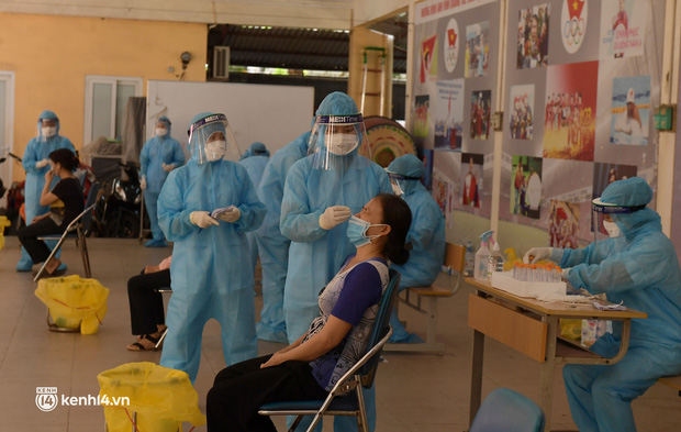 Hà Nội: Xét nghiệm Covid-19 cho hàng nghìn người dân gần Bệnh viện Phổi Hà Nội Hà Nội: Xét nghiệm Covid-19 cho hàng nghìn người dân gần Bệnh viện Phổi Hà Nội