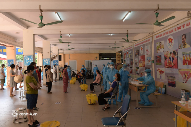 Hà Nội: Xét nghiệm Covid-19 cho hàng nghìn người dân gần Bệnh viện Phổi Hà Nội - 8 Hà Nội: Xét nghiệm Covid-19 cho hàng nghìn người dân gần Bệnh viện Phổi Hà Nội - 8