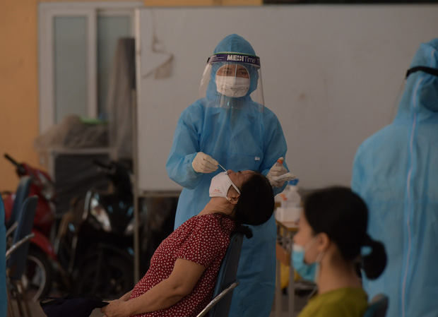 Hà Nội: Xét nghiệm Covid-19 cho hàng nghìn người dân gần Bệnh viện Phổi Hà Nội - 6 Hà Nội: Xét nghiệm Covid-19 cho hàng nghìn người dân gần Bệnh viện Phổi Hà Nội - 6