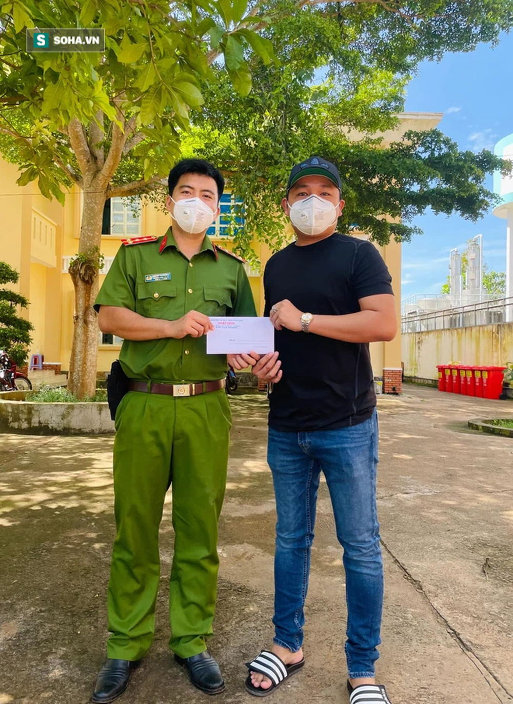 Giám đốc Đồng Nai tặng đồ 'tế nhị' cho khu phong tỏa: Băng vệ sinh cũng thiết yếu chẳng kém thức ăn - 3 Giám đốc Đồng Nai tặng đồ 'tế nhị' cho khu phong tỏa: Băng vệ sinh cũng thiết yếu chẳng kém thức ăn - 3
