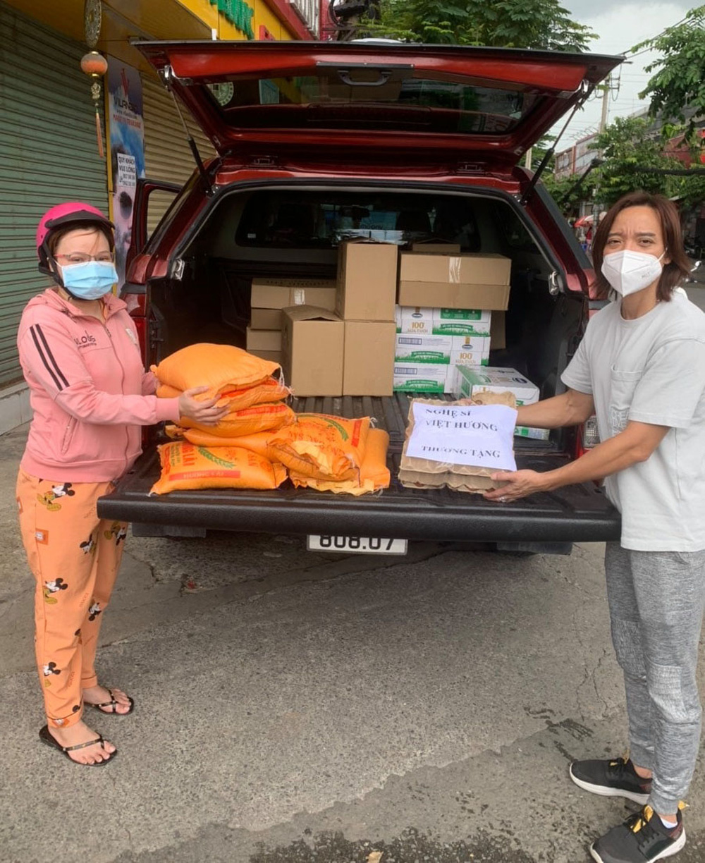 Việt Hương thách antifan ủng hộ 5 tấn gạo thì sẽ thực hiện lời hứa danh dự này! - 2 Việt Hương thách antifan ủng hộ 5 tấn gạo thì sẽ thực hiện lời hứa danh dự này! - 2