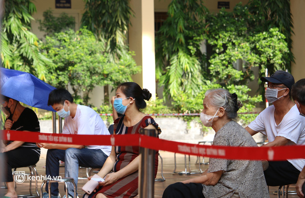 Hà Nội: Xét nghiệm Covid-19 cho hàng nghìn người dân gần Bệnh viện Phổi Hà Nội - 5 Hà Nội: Xét nghiệm Covid-19 cho hàng nghìn người dân gần Bệnh viện Phổi Hà Nội - 5
