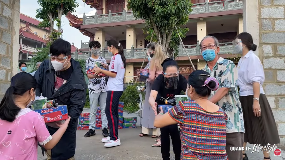 Quang Lê: Sáng nấu cơm từ thiện, tối đi tặng tiền cho người vô gia cư - 1 Quang Lê: Sáng nấu cơm từ thiện, tối đi tặng tiền cho người vô gia cư - 1