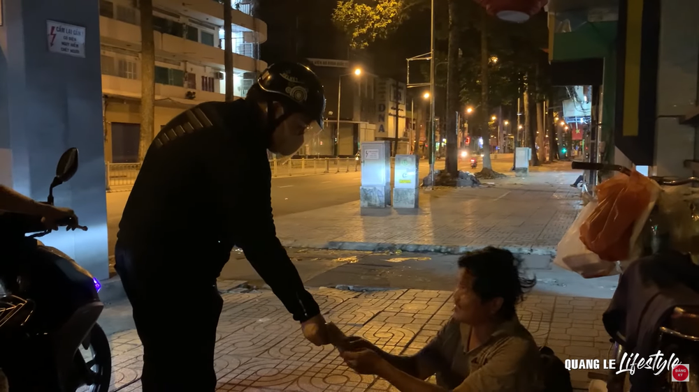 Quang Lê: Sáng nấu cơm từ thiện, tối đi tặng tiền cho người vô gia cư - 2 Quang Lê: Sáng nấu cơm từ thiện, tối đi tặng tiền cho người vô gia cư - 2