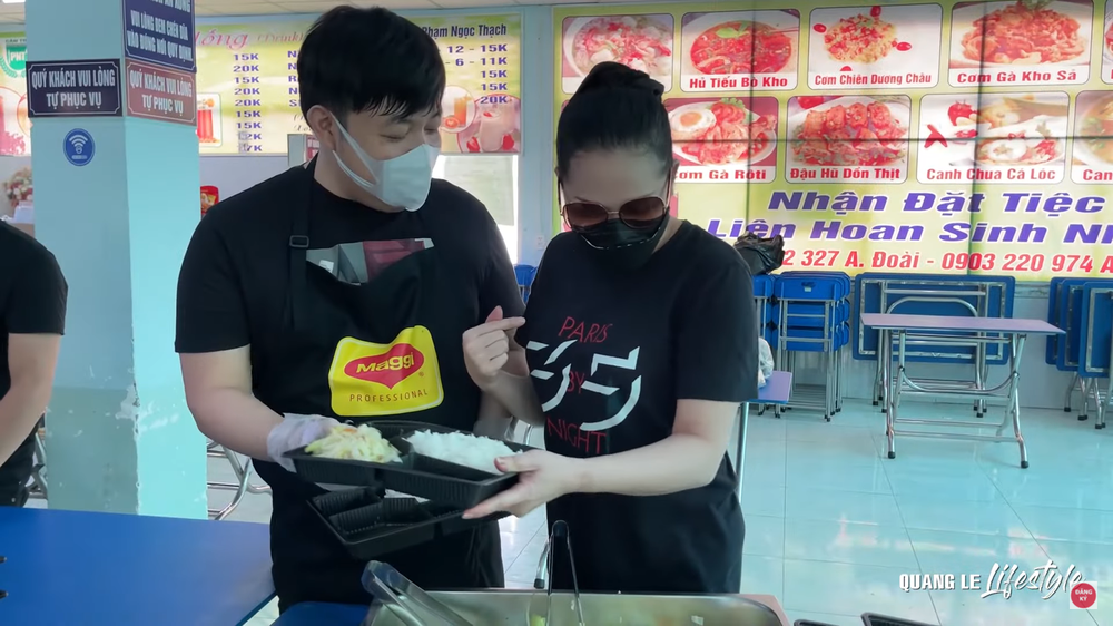 Quang Lê: Sáng nấu cơm từ thiện, tối đi tặng tiền cho người vô gia cư Quang Lê: Sáng nấu cơm từ thiện, tối đi tặng tiền cho người vô gia cư