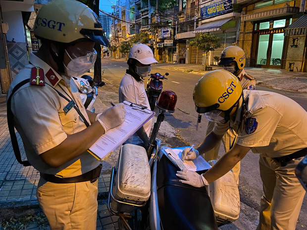 TP.HCM: Ra đường đi mua mì gói cho vợ sau 18h, thanh niên bỏ chạy khi gặp CSGT TP.HCM: Ra đường đi mua mì gói cho vợ sau 18h, thanh niên bỏ chạy khi gặp CSGT