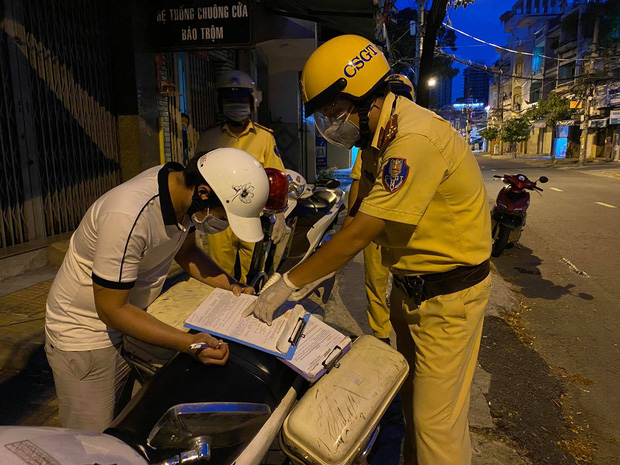 TP.HCM: Ra đường đi mua mì gói cho vợ sau 18h, thanh niên bỏ chạy khi gặp CSGT - 1 TP.HCM: Ra đường đi mua mì gói cho vợ sau 18h, thanh niên bỏ chạy khi gặp CSGT - 1