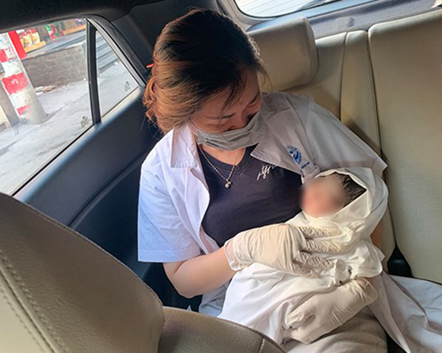 Cảm kích vì được cán bộ công an tại chốt kiểm dịch giúp đỡ, gia đình sản phụ đặt tên con là 'Công An' - 1 Cảm kích vì được cán bộ công an tại chốt kiểm dịch giúp đỡ, gia đình sản phụ đặt tên con là 'Công An' - 1