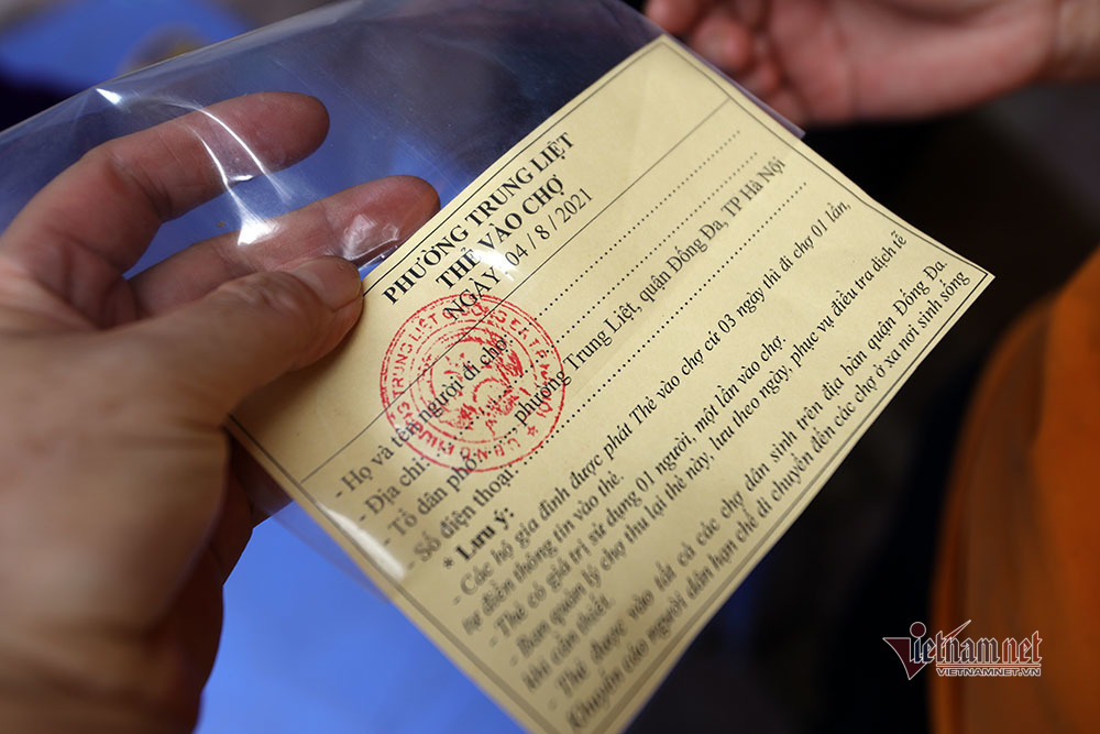Hà Nội: Cầm thẻ, căn giờ, bịt kín ra chợ, mua nhanh về liền - 9 Hà Nội: Cầm thẻ, căn giờ, bịt kín ra chợ, mua nhanh về liền - 9
